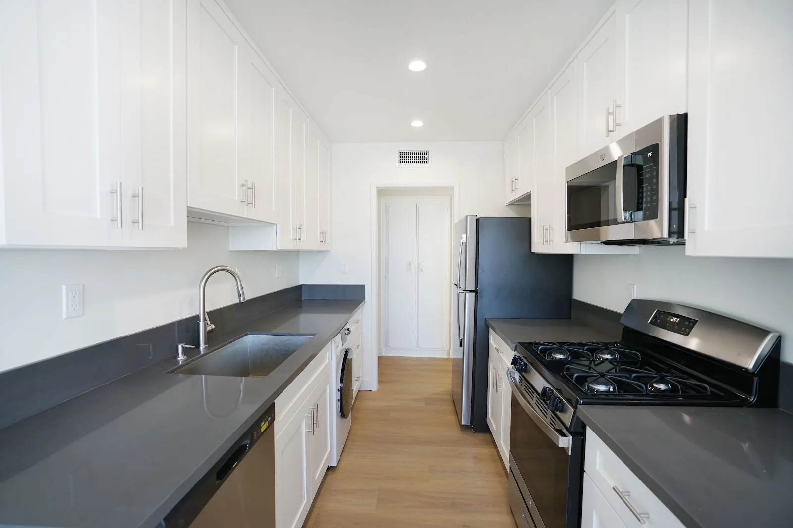 North Hollywood Move-In and Move-Out Photo Checklist: Documenting Property Condition to Reduce Security Deposit Disputes